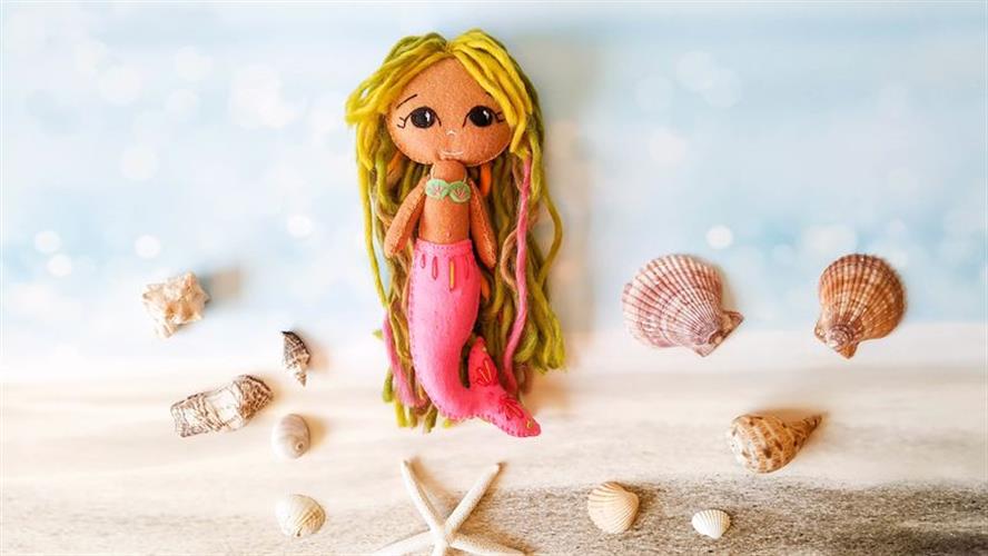 בובת בת ים עם סנפיר ורוד פוקסיה ושיער ירוק-ורוד