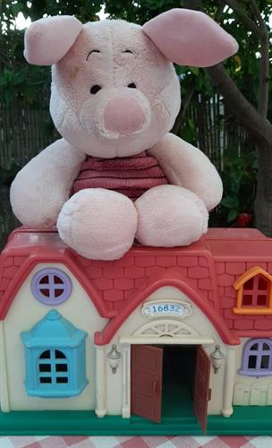 בובה רכה של חזרזיר החבר של פו הדוב, קטיפתי ונעים ומתכבס בקלות