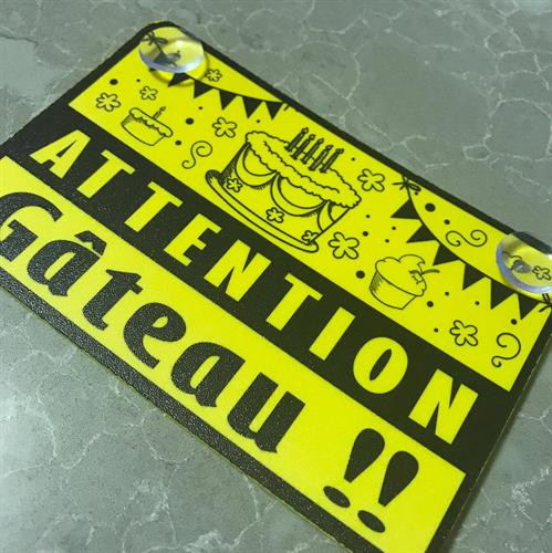 שלט אזהרה: זהירות עוגה באוטו - צרפתית