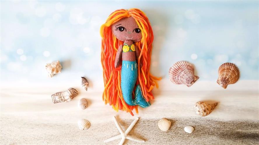 בובת בת ים עם סנפיר כחול ושיער כתום