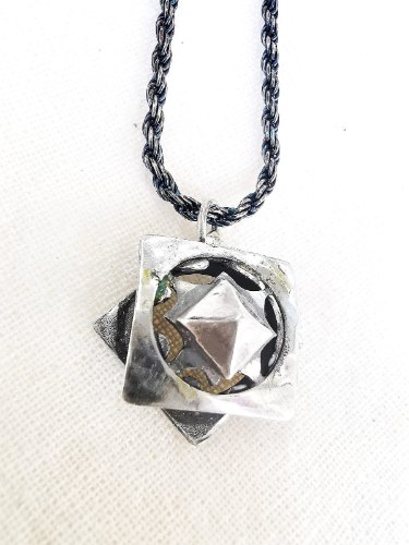 תליון מנדלה פירמידה, עשוי בעבודת יד מכסף 925 עם מוטיב ארכיטקטוני תלת מימדי.