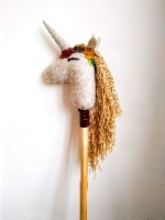 חד קרן על מקל עם שיער בלונדיני