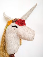 חד קרן על מקל עם שיער בלונדיני