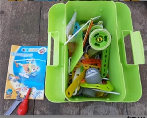 מכאנו קונסטרקשן, משחק הרכבה מפתח ואיכותי, הפעם מפלסטיק גמיש וקשיח, מגיע עם כלי עבודה וקופסא לאחסון