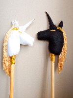 חד קרן על מקל שחור וזהב