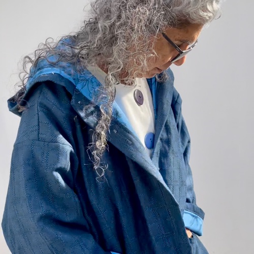 מעיל/ז׳קט מדגם אליס מבד באריגה רחבה בצבעים של כחול
