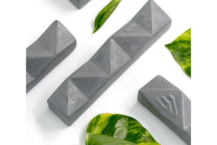 מזוזה אפורה בעיצוב אורבני