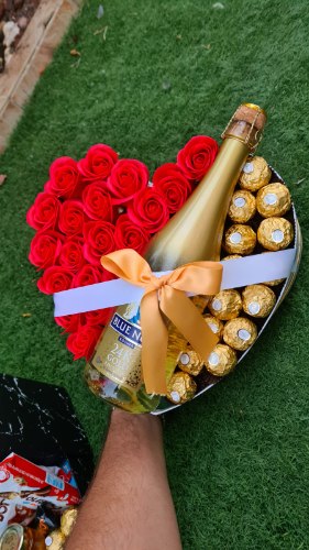 מארז לב משולב יין , פרחים ופררו רושה