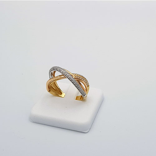 טבעת זהב משובצת זרקונים