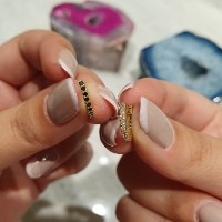 עגילי חישוק קטנים יהלומים| חישוקי יהלומים שחורים ולבנים