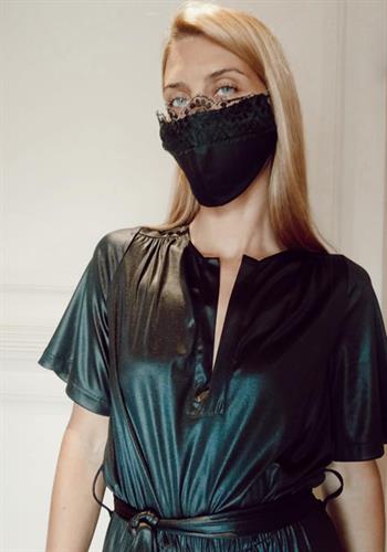 אוברול סאשה פויל שחור + מסכת פס תחרה מתנה