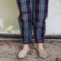 מדכנסיים מדגם נור עם דוגמה של משבצות צבעוניות על רקע ג׳ינס כחול - זוג אחרון במלאי במידה 16