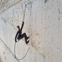 פסל פורצלן איש מטפס קטן