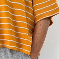 חולצה מדגם איה (שרוול קצר) מבד סימפוניה עם פסים בחרדל ואפור