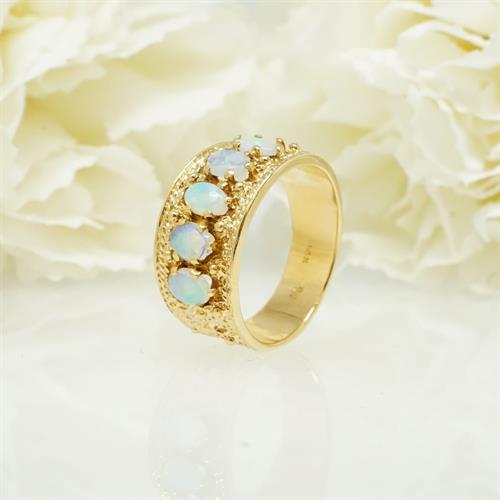 טבעת זהב רחבת משובצת אופלים טבעיות