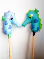 סוסון ים על מקל בצבע תכלת *סוג ב'*