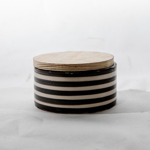 קופסה קטנה שחור לבן פסים