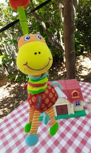 זחל צבעוני מבד, מרשרש מצלצל ורוטט במשיכה ,עם קליפס לתלייה נוחה