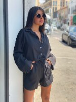 חליפת מכופתרת קשירה ושורט