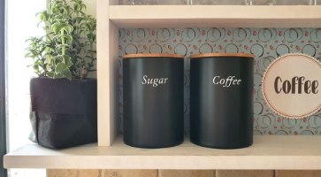 פינת קפה מעוצבת ומסודרת מעץ