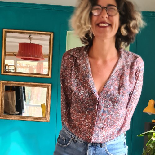 חולצה פרחונית קצת שקופה מידה M/L