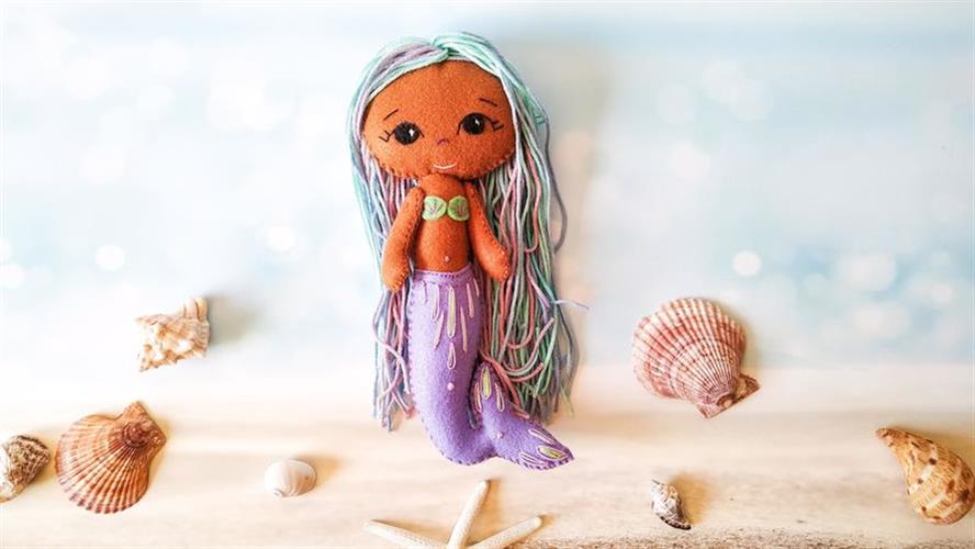 בובת בת ים עם סנפיר סגול בהיר ושיער תכלת וסגול