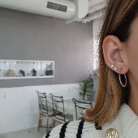 עגילי חישוק בינוניים דקים עם חריטת לייזר 2.6 סמ בזהב לבן