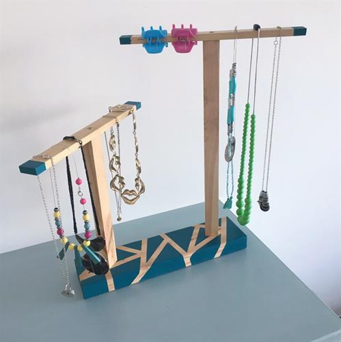 סדנת נגרות - מתלה תכשיטים