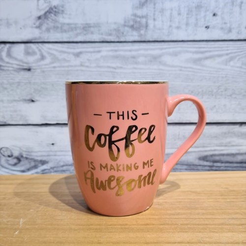 מאג ורוד כיתוב זהב this coffe is making me awesome