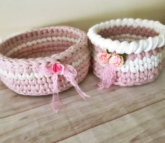 זוג סלסלות סרוגות, שתי סלסלות סרוגות בוורוד עדין ולבן, סלסלות סרוגות עם סרט קישוט,סלסלה סרוגה בטריקו, סלסלה לשידת החתלה, סט סלסלות סרוגות 