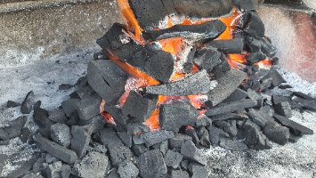 שק גחלים למנגל מעץ הדר - פחם למנגל / גריל הדרים פחמי ארזי - שק של 4 ק"ג