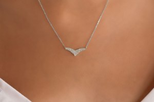 שרשרת תליון זהב לבן 14 קראט סנפיר משובץ יהלומים