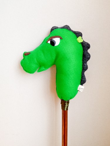 דינוזאור על מקל בצבע ירוק דשא