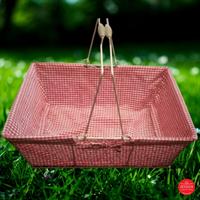 סלסלת פיקניק מתכתית עם ידיות מתקפלות מרופדת בבד משובץ אדום לבן