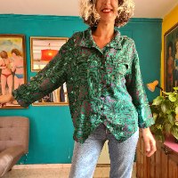 חולצה ירוקה מכופתרת גרפית מידה XL
