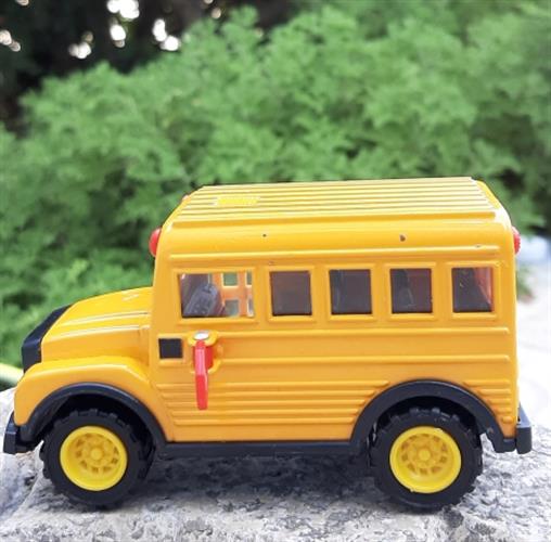 אוטובוס צהוב, סקול באס, דגם צעצוע של אוטובוס אמריקאי המסיע תלמידים לבית ספר.