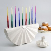 חנוכיה מעוצבת בהשראת אומנות קיפולי הנייר