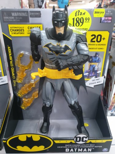 באטמן ענק עם חגורת ציוד ואביזרים