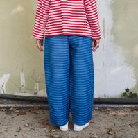 מכנסיים מדגם מיכאלה עם פסים רחבים בצבע בורדו על רקע כחול