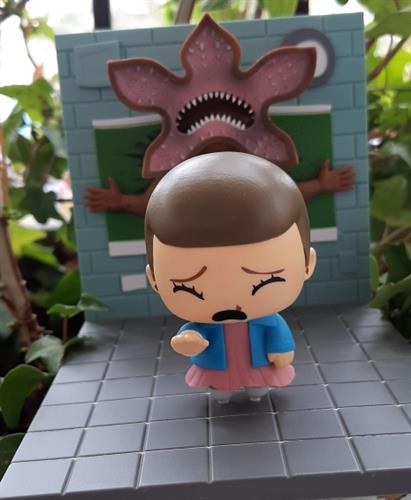דמות וסצינה מסדרת נטפליקס stranger things,בובת פופ של אלוון (eleven) והמפלצת בסצינה עצמתית, כלי נהדר למטפלים, סצינה מופרעת לגיקים ואספנים