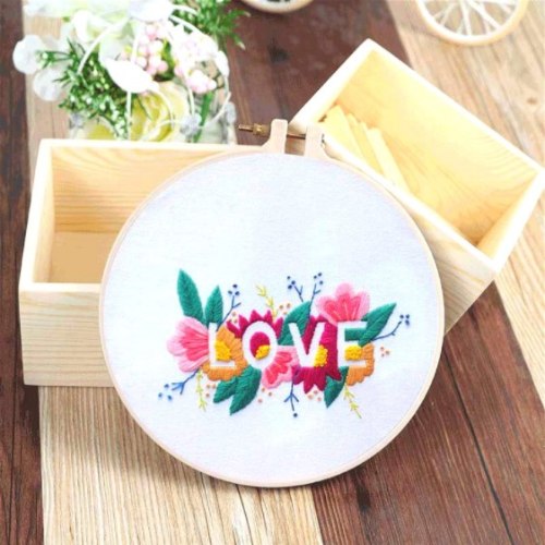 ערכת ריקמה בחישוק  -  LOVE