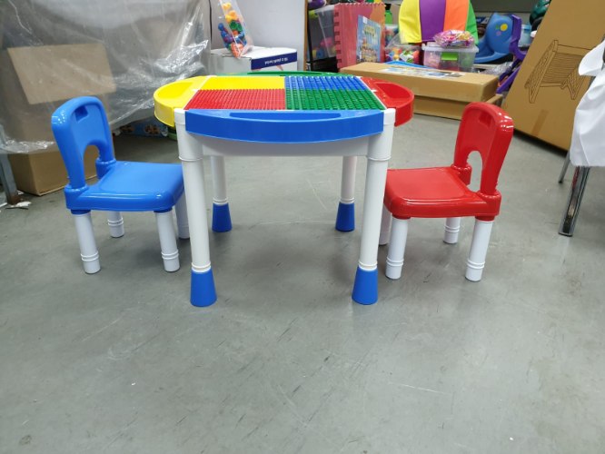 שולחן לגו עם מיכלים נתלים