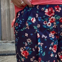 מכנסיים מדגם קרן עם הדפס של פרחים יפני על הרקע בצבע כחול כהה