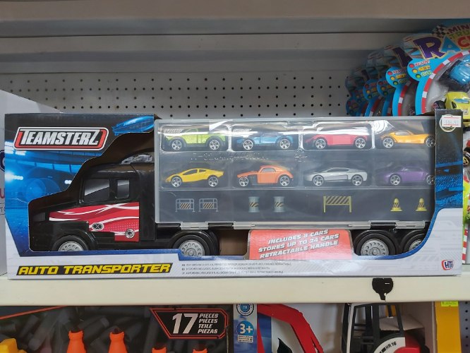 משאית שכוללת בתוכה 8 כלי רכב