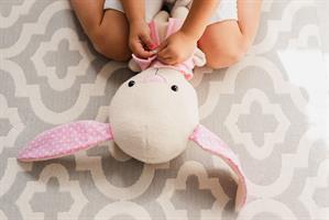 בובת התפתחות לתרגול רכיסת כפתור, מיכל לובשת מעיל