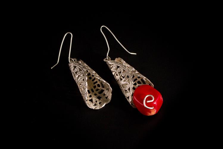 עגילי קונוס עם אבן אדומה