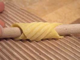 לוח מחורץ על משטח, להכנת ניוקי וגרגנלי