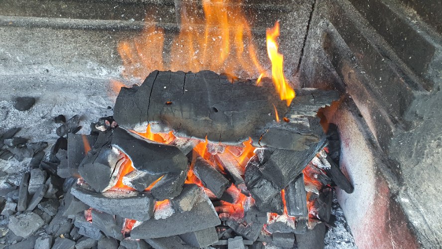 פחם למנגל / גריל / מעשנה הדרים פחמי ארזי - שק של 4 ק"ג