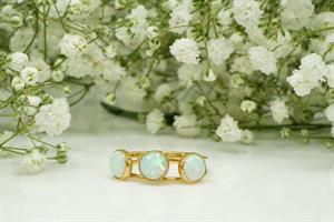 טבעת אופל לבנה בזהב צהוב 14 קראט