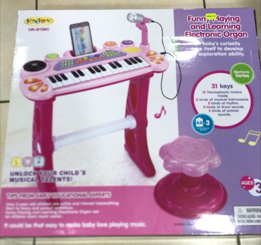 אורגן עם כסא ורוד